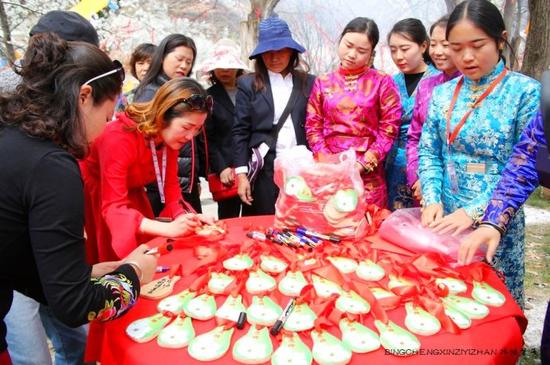 走近金川神秘的嘉绒藏戏、马尔锅庄民族风