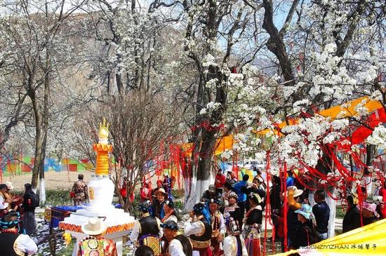 走近金川神秘的嘉绒藏戏、马尔锅庄民族风
