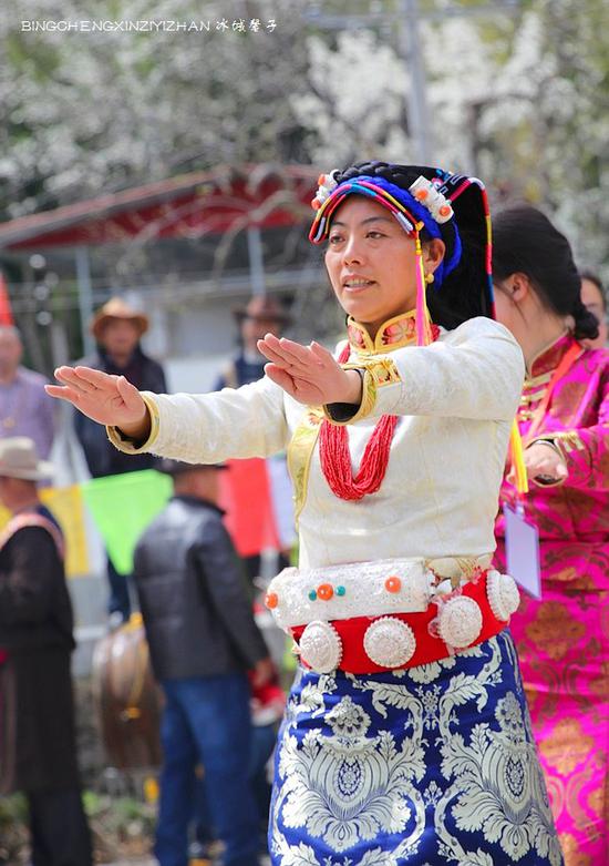 走近金川神秘的嘉绒藏戏、马尔锅庄民族风
