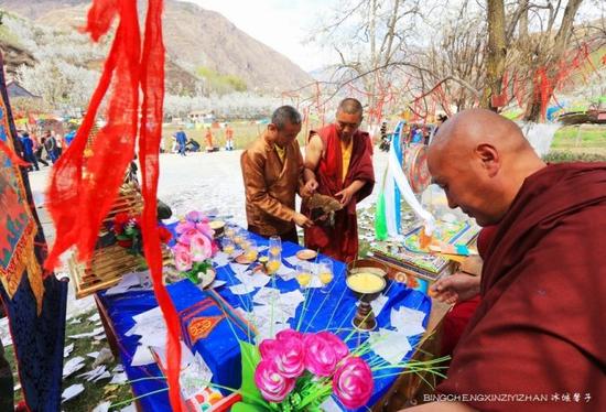 走近金川神秘的嘉绒藏戏、马尔锅庄民族风