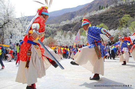 走近<a data-cke-saved-href='http://travel.sina.com.cn/jinchuan-lvyou/?from=b-keyword' href='http://travel.sina.com.cn/jinchuan-lvyou/?from=b-keyword' target='_blank'>金川</a>神秘的嘉绒藏戏、马尔锅庄民族风